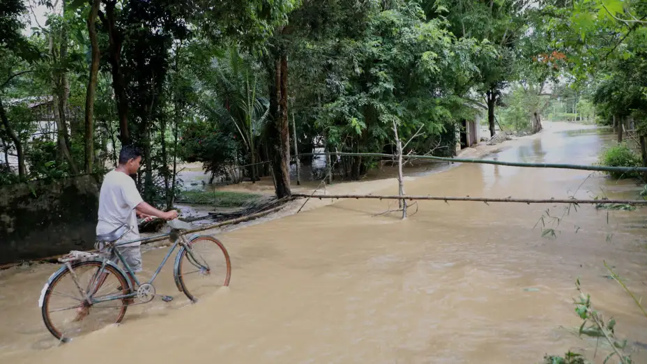 Calles inundadas por monzón en Assam, India.