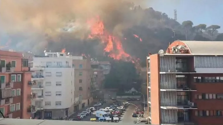 Incendio en Roma deja dos coches en llamas