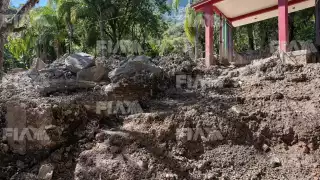 A un mes de la tragedia, escuela en Pahuatlán sigue sepultada entre lodo y piedras