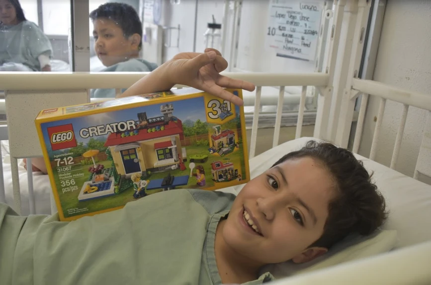 los pequeños del Hospital Pediátrico Moctezuma contagian esperanza al ver sus regalos
