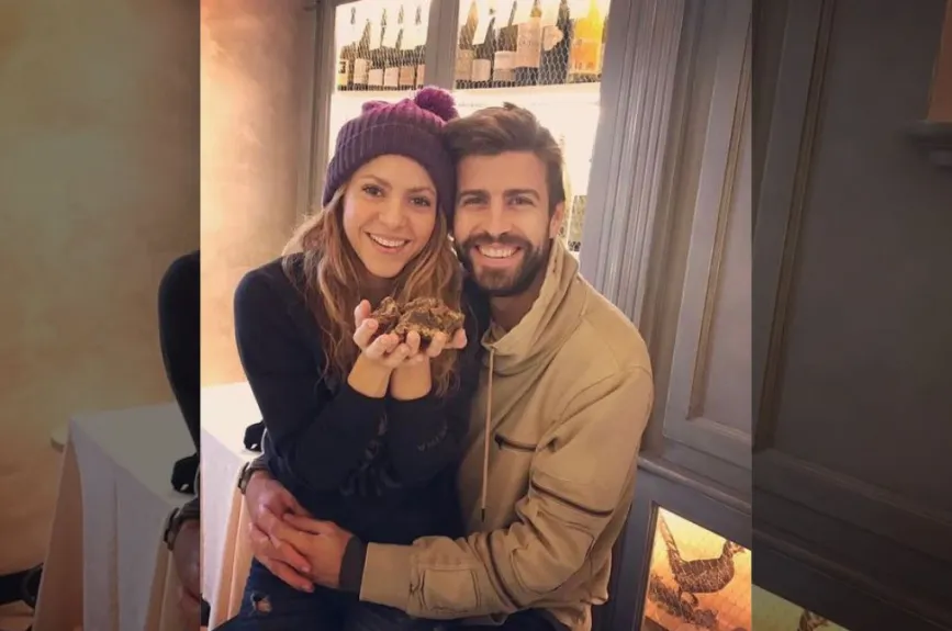 Shakira y Pique abrazados.jpg