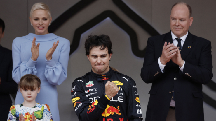 Checo Pérez celebra su triunfo de Fórmula 1 con los príncipes de Mónaco