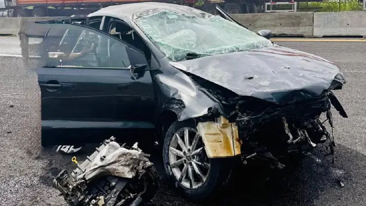 Familia sobrevive de milagro a FUERTE choque en carretera de Veracruz ¡El AUTO quedó DESTROZADO!