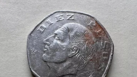 Esta moneda de siete lados se vende por millones en internet