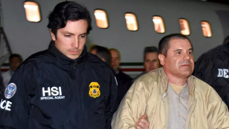 Autoridades escoltan a Joaquín “El Chapo” Guzmán, derecha, al bajar de un avión en el aeropuerto MacArthur de Long Islan, en Ronkonkoma, Nueva York el 19 de enero de 2017. Imagen: AP