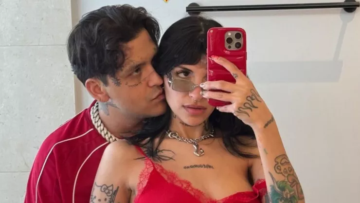Christian Nodal y Cazzu selfie frente al espejo de un cuarto