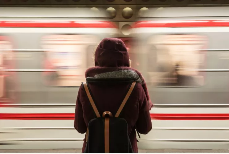 FOTO: Un hombre engaña a turista y la viola en estación del metro.