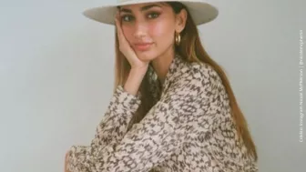 Nicole McPherson posando..jpg