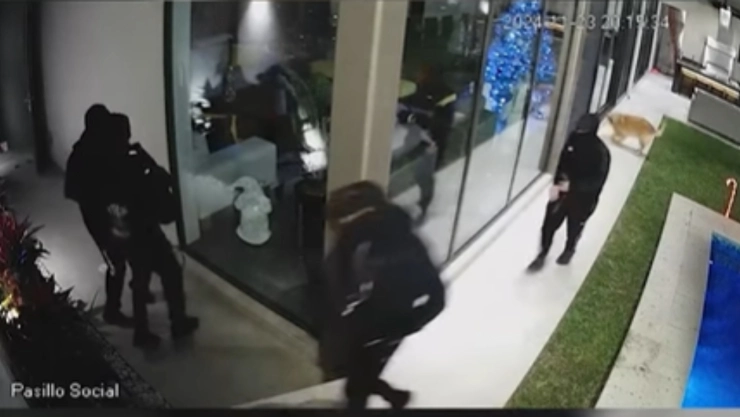 Video-captan-momento-en-que-5-encapuchados-intentan-robar-una-casa-en-fraccionamiento-exclusivo-de-Monterrey