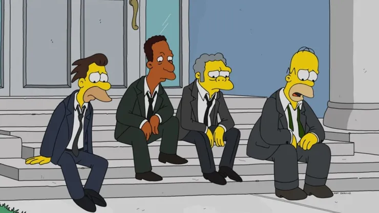 En la imagen vemos a Lenny, Carl, Moe y Homero Simpson con traje negro y tristes sentados en las escaleras.