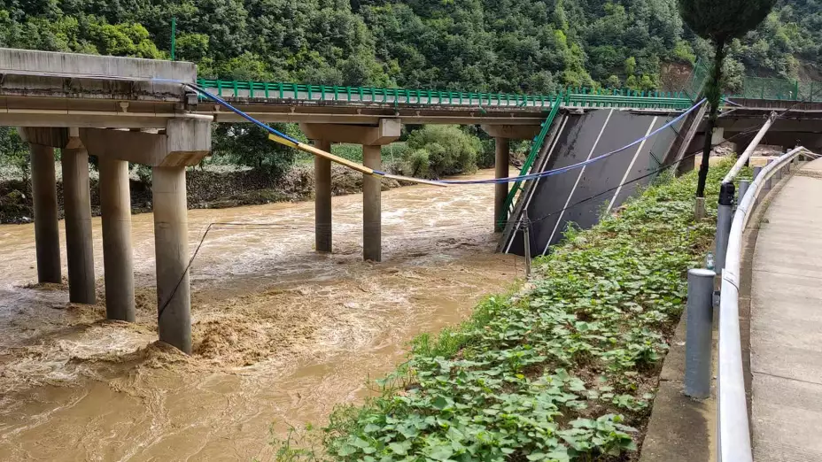 Puente caído por inundaciones en Zhashui, China.