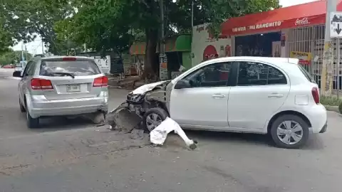 FOTO Dos autos protagonizan fuerte accidente automovilístico en la colonia Juan Pablo II