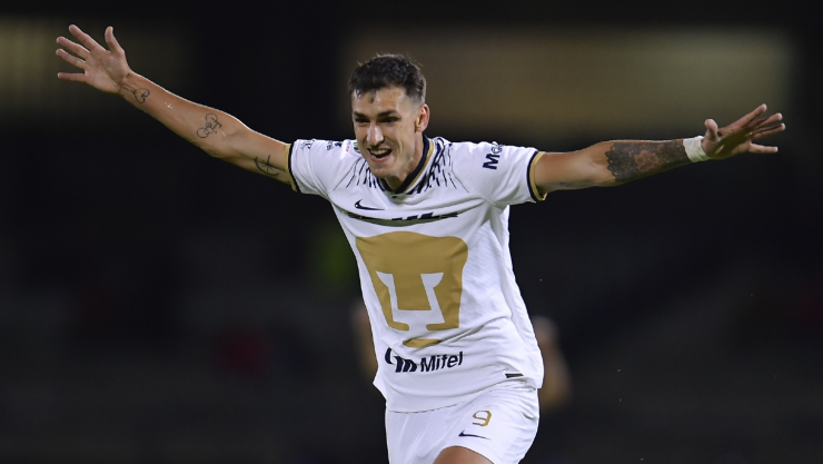 Juan Ignacio Dinenno celebra un gol con Pumas