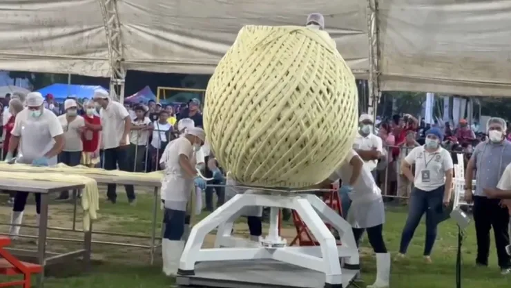 Chiapas rompe Récord Guinness con la bola de quesillo más grande del mundo
