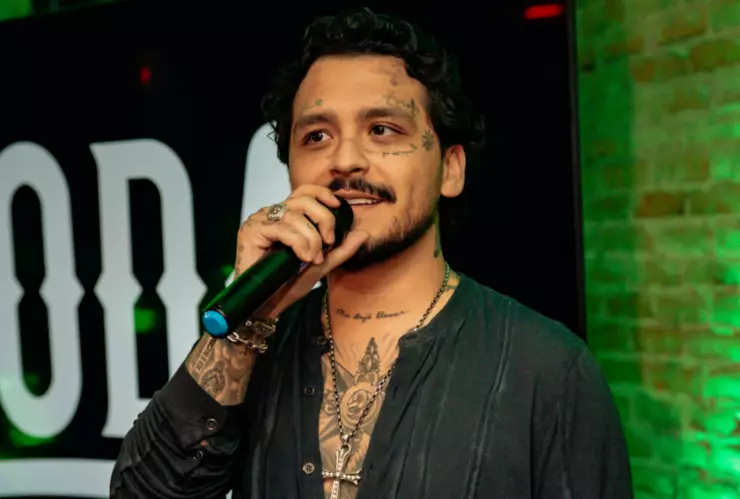 Christian Nodal corre a asistentes a su concierto por arrojar un vaso de alcohol; esto paso