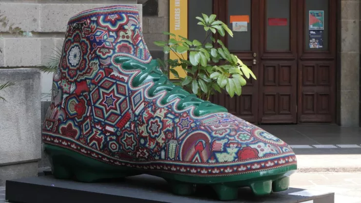 Esculturas monumentales futbolísticas con arte huichol