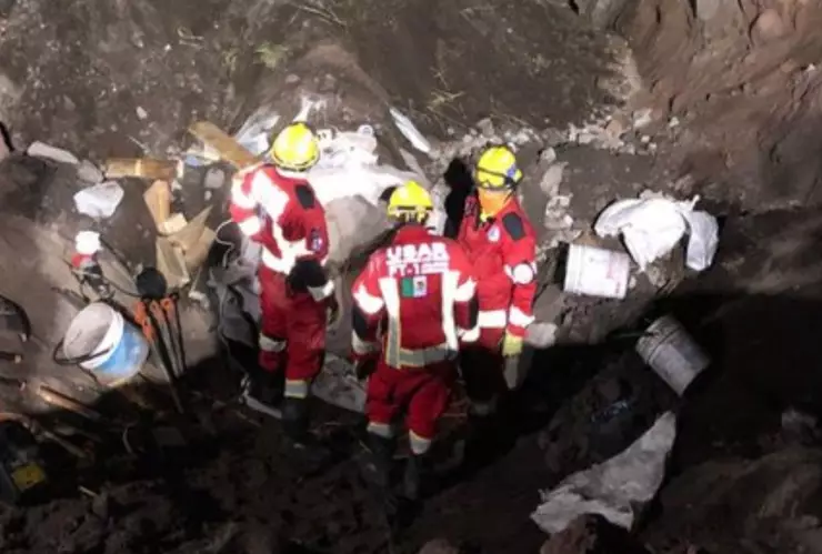 Hombre atrapado en pozo de Colima