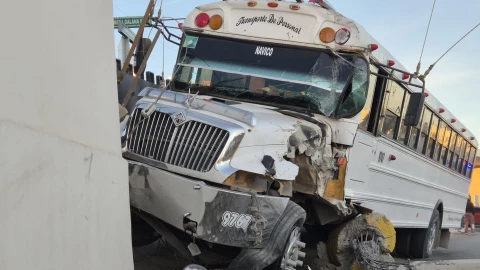 Accidente vial camión de personal