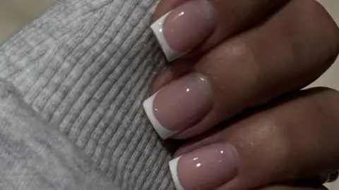 Diseño manicura americana o micro-francesa