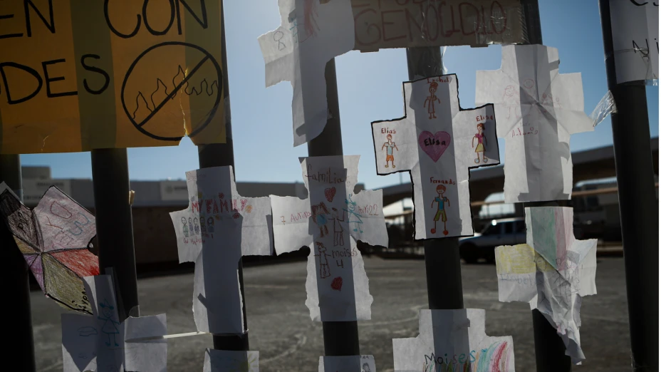 Cruces con los nombres de migrantes muertos en el INM de Ciudad Juárez.