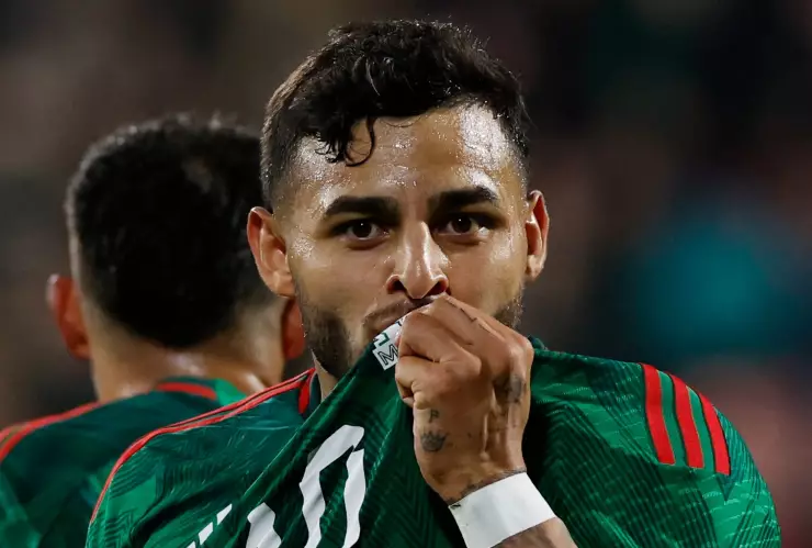 Alexis Vega festeja su gol en el México vs Suecia