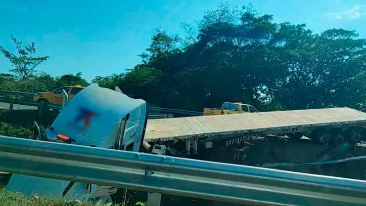 Tráiler pierde el control y termina volcado sobre la carretera Tonalá - Pijijiapan
