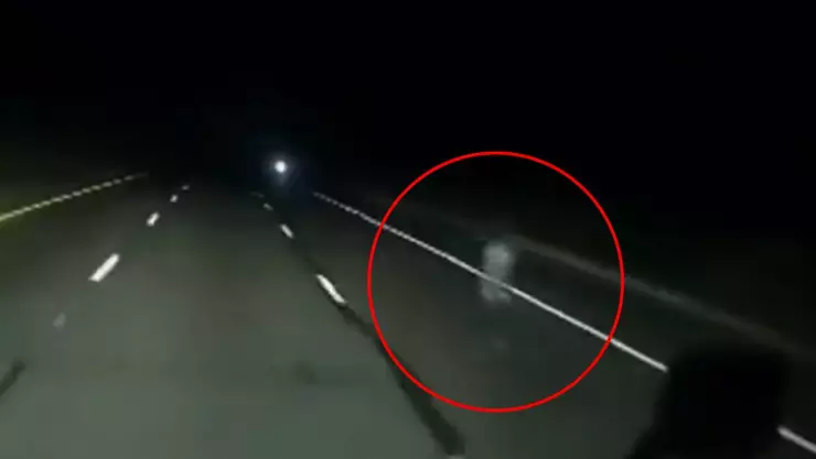 VIDEO Trailero grabó a fantasma que se le aparece en la carretera