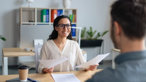 Una mujer entrevista a un hombre para un trabajo.