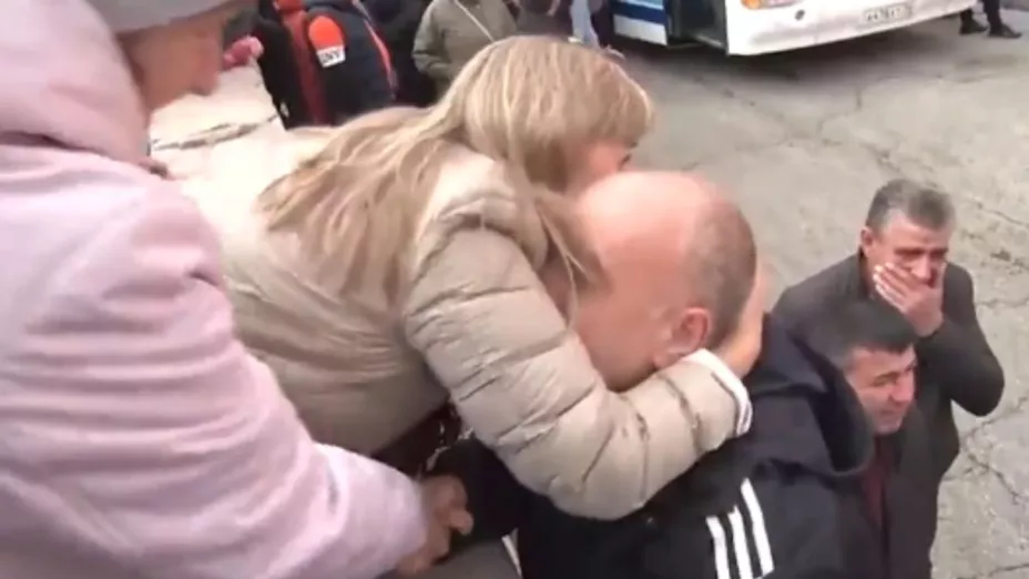 Familias se despiden en Rusia