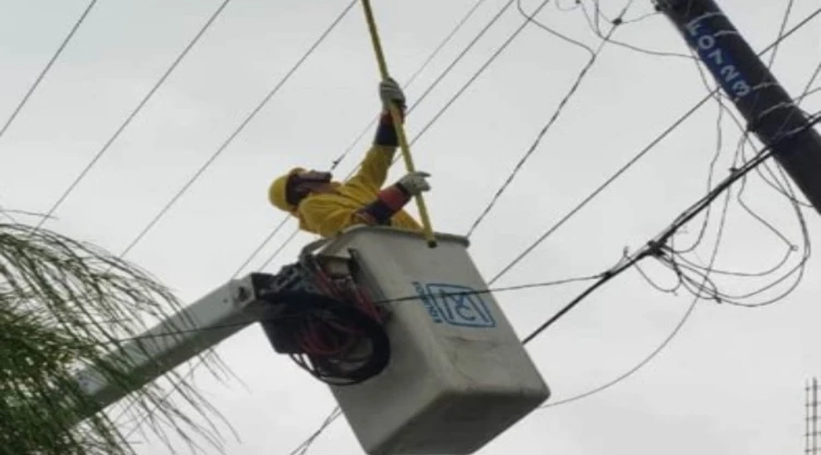 Apagón programado afectará Reynosa: Conoce la fecha, hora y zonas con corte de luz. En la imagen se observa al personal de la CFE realizando maniobras en un poste de luz.