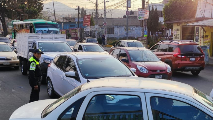 Policía de tránsito dirige la circulación vehicular en la CDMX