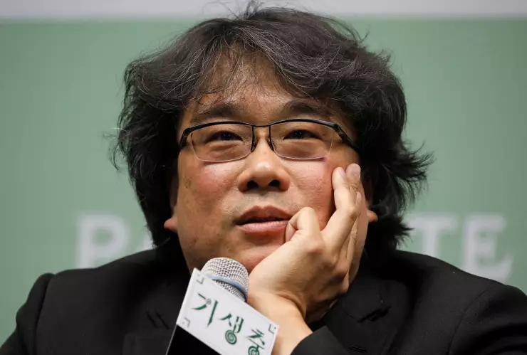 Imagen de Bong Joon-ho, director de la película ganadora del Oscar “Parasite”, respondiendo a preguntas de periodistas durante una conferencia de prensa en Seúl