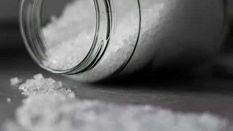 ¿Para qué sirve remojar los pies en agua tibia con sal? Estos son sus posibles beneficios