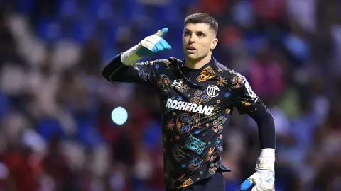 Tiago Volpi anota un gol ante Puebla en la fecha 14 de la Liga MX