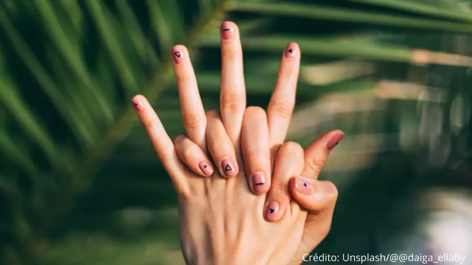 Aspirantes a maestras son descubiertas con acordeón en sus uñas