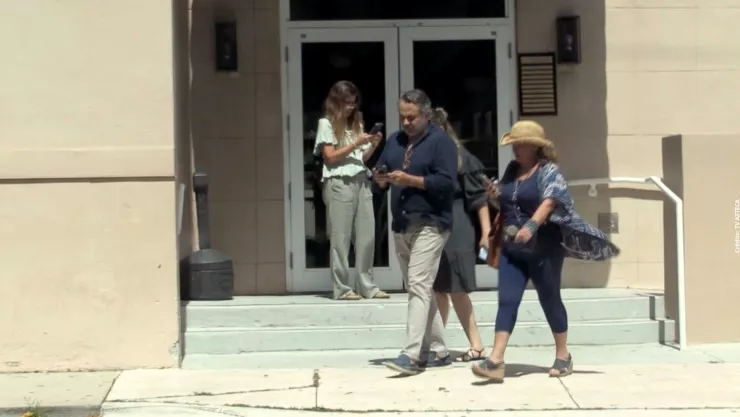 Ex de Paulina Rubio es captado en la despedida de Susana Dosamantes.