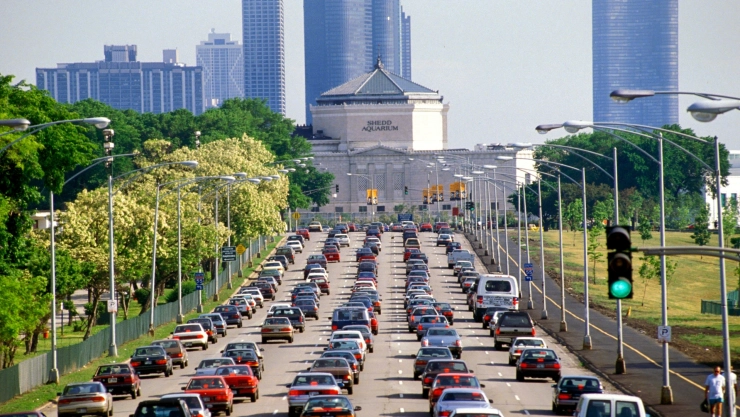 Autos en una avenida de Chicago, Illinois