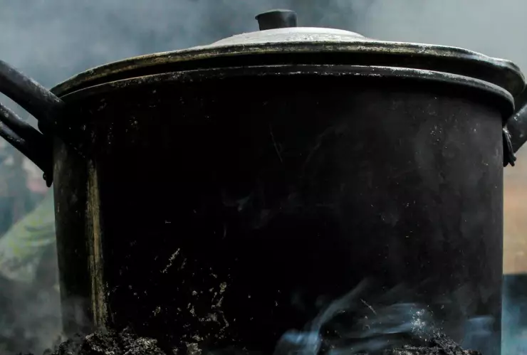 Niña muere tras caer en una olla de garbanzos hirviendo en la India