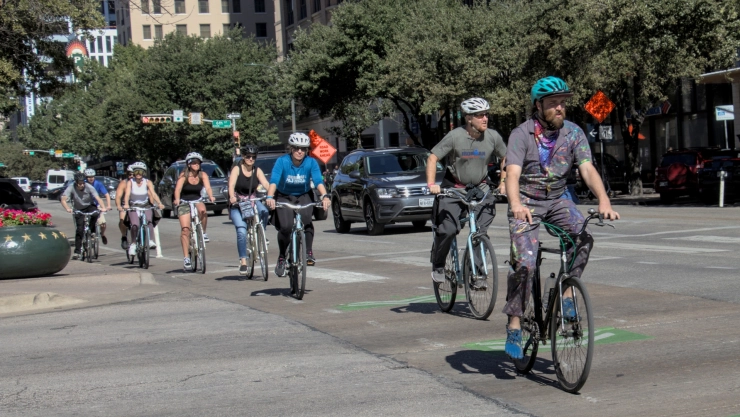 Ciclistas circulan por Austin, Texas