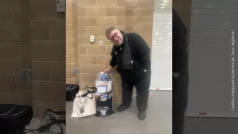 Guillermo del Toro saludando.jpg