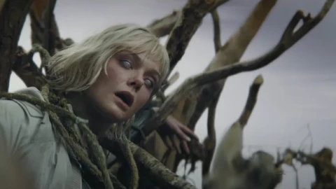 Elle Fanning en Predator: Badlands