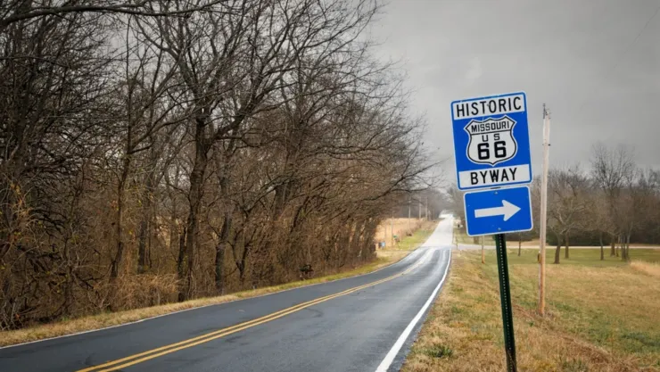 Nuevos letreros azules están en las carreteras de Missouri.