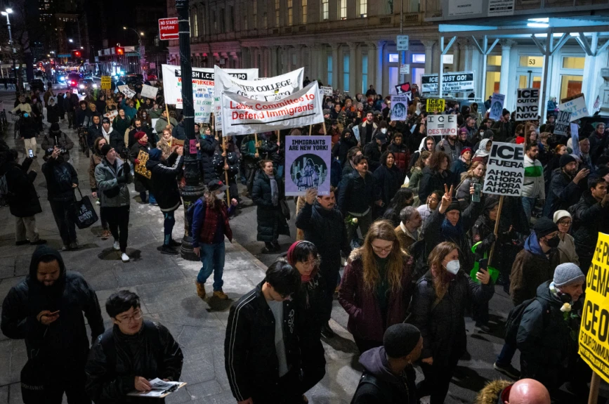 La gente protesta contra el Servicio de Inmigración y Control de Aduanas (ICE), después de que un agente de inmigración estadounidense disparara y matara a Renee Nicole Good