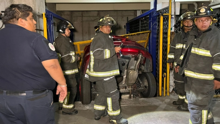 Elevador para autos falla y cae con la conductora en la Guerrero