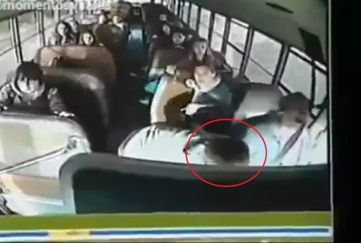 Niño heroe evita accidente en Washington.