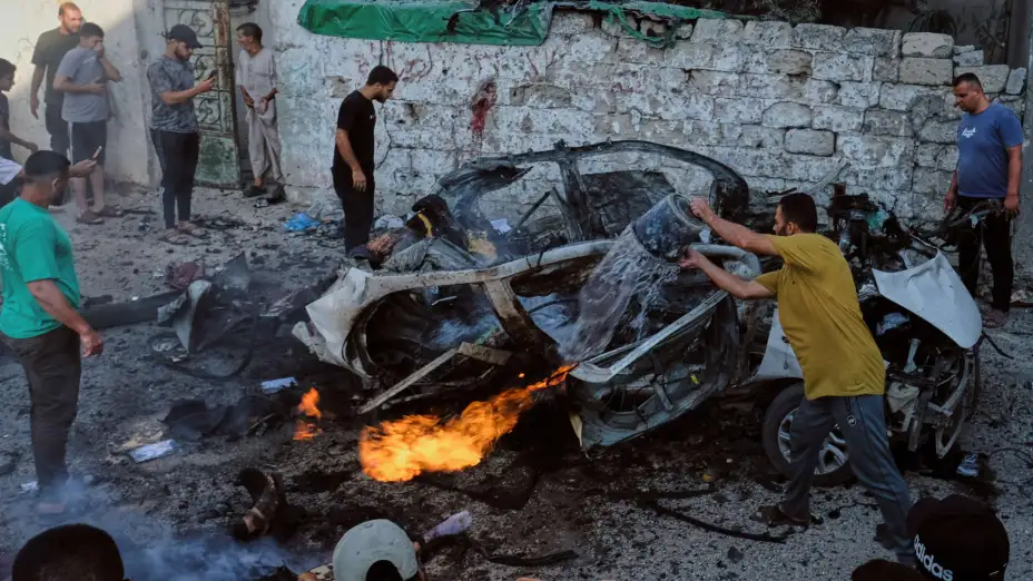 Un auto incendiado tras un ataque israelí en Ciudad de Gaza.