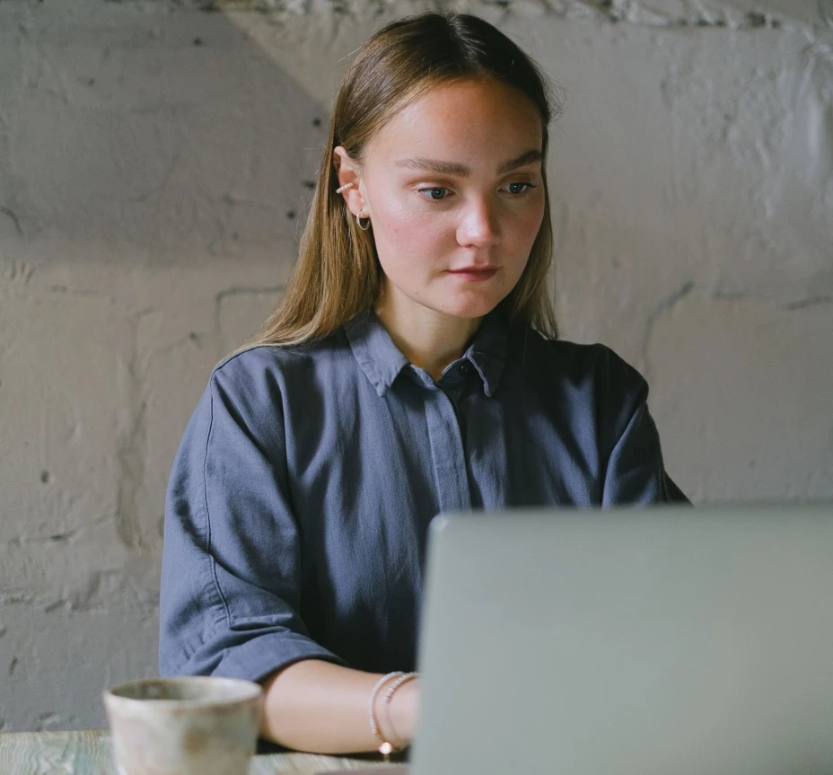Mujer computadora .jpg