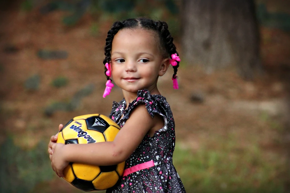 Niña con balón de futbol