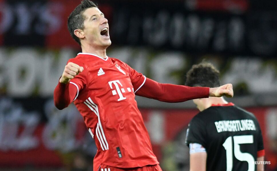 Robert Lewandowski festeja el gol del triunfo
