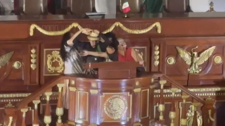 Convierten Congreso CDMX en cabaret de “Las Reinas Chulas”.